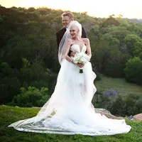 Pada hari bahagianya ini, Gwen Stefani mengenakan gaun putih cantik karya Vera Wang. (Foto: Instagram/ Vera Wang)