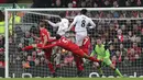 Aksi pemain Swansea City, Fernando Llorente (tengah) saat mencetak gol ke gawang Liverpool pada lanjutan Premier League di Anfield, Liverpool, (Sabtu (21/1/2017). Liverpool kalah 2-3.  (Peter Byrne/PA via AP)