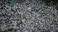 Massa Aksi 31 Maret memenuhi Bundaran Patung Kuda di Jalan Merdeka Barat, Jakarta, Jumat (31/3). Mereka menuntut Presiden Jokowi agar melaksanakan undang-undang dengan mencopot gubernur terdakwa, Basuki Tjahaja Purnama (Ahok).(Liputan6.com/Faizal Fanani)