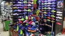 Pedagang sepatu menunggu pembeli di kios pasar di wilayah Jakarta Selatan, Rabu (1/11/2023). Kamar Dagang dan Industri (Kadin) Indonesia meminta pemerintah untuk mewaspadai potensi pelemahan daya beli masyarakat di sisa kuartal terakhir tahun ini. (Liputan6.com/Angga Yuniar)