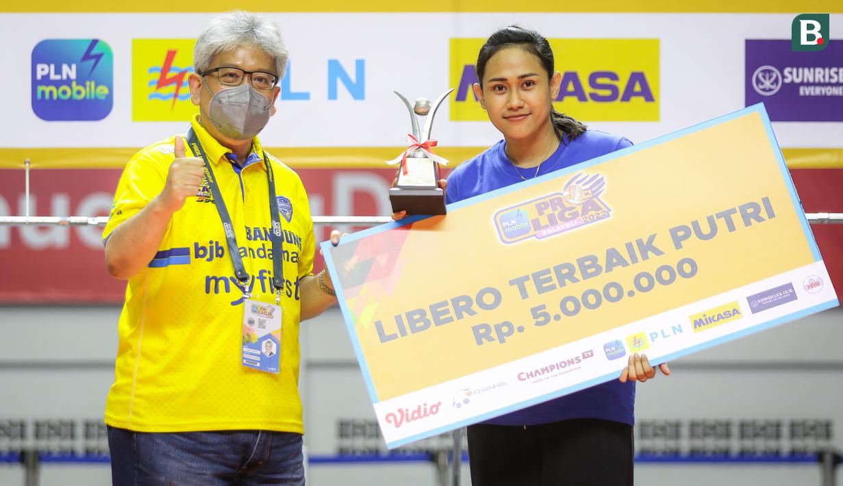 Yulis Indahyani menjadi wakil tim Bandung Bjb Tandamata pertama yang dipanggil saat penyerahan gelar individu voli putri. Ia terpilih sebagai Livero Terbaik Putri di PLN Mobile Proliga 2022. (Bola.com/Bagaskara Lazuardi)