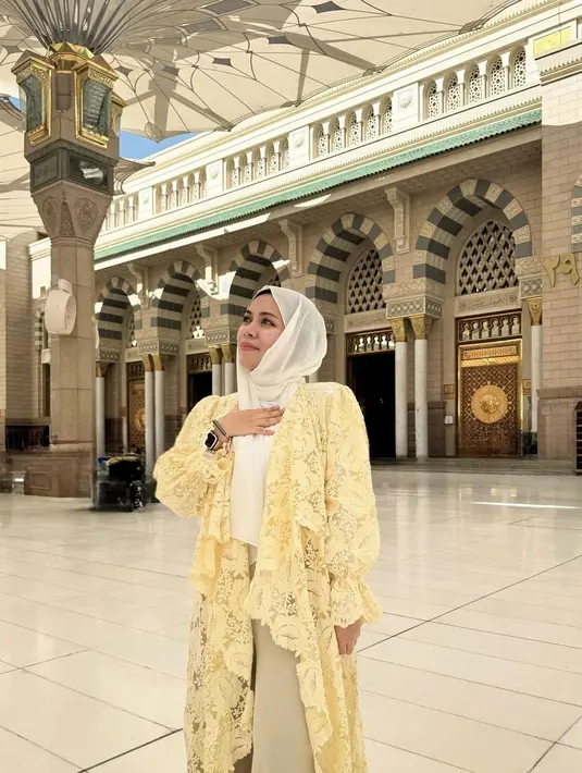 Sohwa Halilintar tampil manis dengan OOTDnya yang mengenakan outer lace berwarna kuning. [Foto: Instagram/sohwahalilintar]