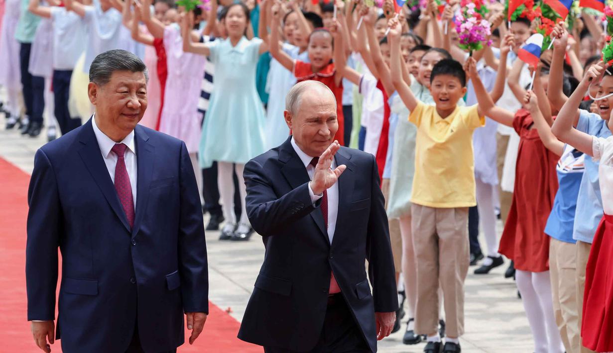 Presiden Rusia Vladimir Putin (tengah) dan Presiden China Xi Jinping menghadiri upacara penyambutan di Balai Besar Rakyat, Beijing, China, pada Rabu 20 Mei 2026. (Alexander Kazakov, Sputnik, Kremlin Pool Photo via AP)