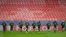 Para pemain Wolfsburg mengikuti sesi latihan di Seville, Spanyol, 22 November 2021. Wolfsburg akan menghdapi Sevilla pada pertandingan sepak bola Grup G Liga Champions. (JORGE GUERRERO/AFP)
