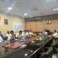 Audiensi KSP bersama Pemerintah Aceh dan Balai Pelaksanaan Jalan Nasional (BPJN) Aceh, di Banda Aceh, Selasa (13/6/2023). (Merdeka.com/Muhammad Genantan Saputra)