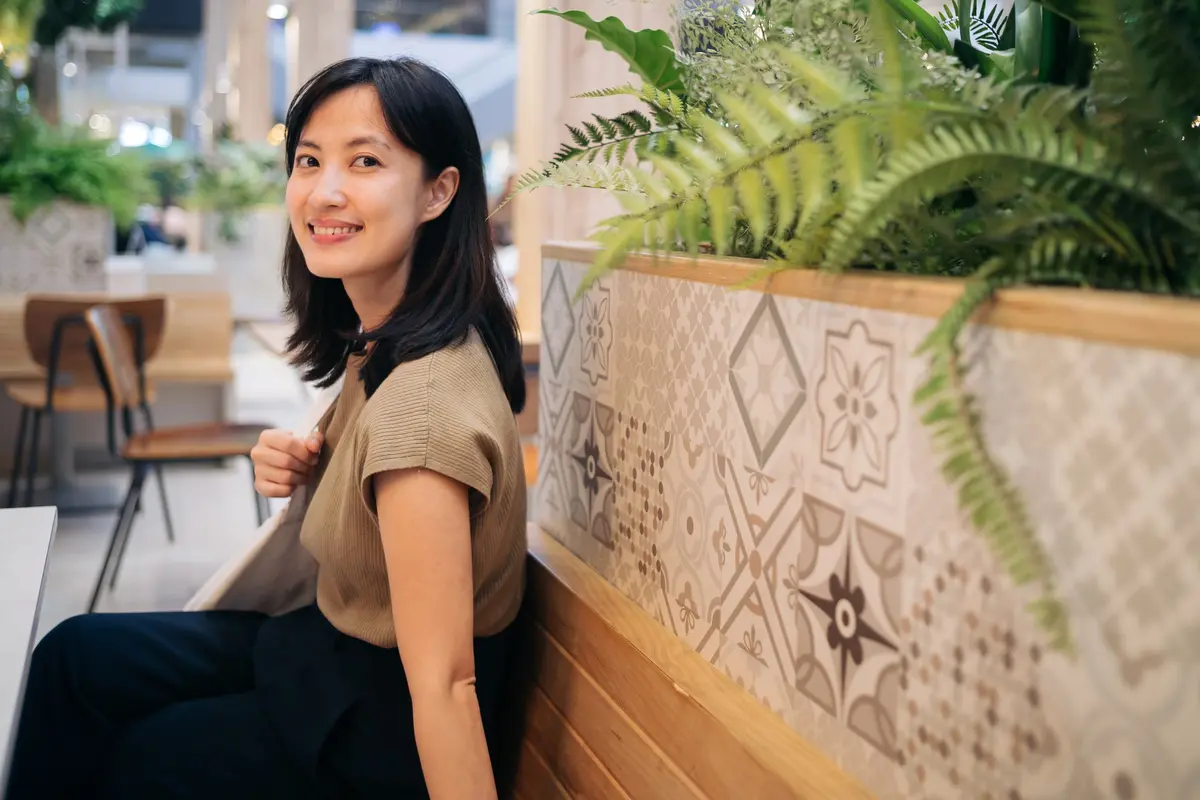 perempuan dan oktober introvert bahagia