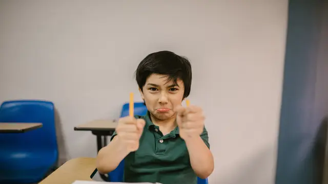 Contoh ilustrasi anak agresif