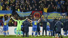 Pemain Ukraina merayakan kemenangan atas Bosnia-Herzegovina pada akhir pertandingan kualifikasi Grup D Piala Dunia 2022 di Stadion Bilino Polje, Zenica, Bosnia, 16 November 2021. Ukraina menang 2-0. (AP Photo)