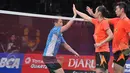 Liliyana Natsir bersalaman dengan ganda Tiongkok usai mengalahkan mereka dengan skor skor 2-0 (21-15 dan 21-18) di Indonesia Open Superseries Premier 2015, Jakarta, Jumat (5/6/2015). (Liputan6.com/Herman Zakharia)