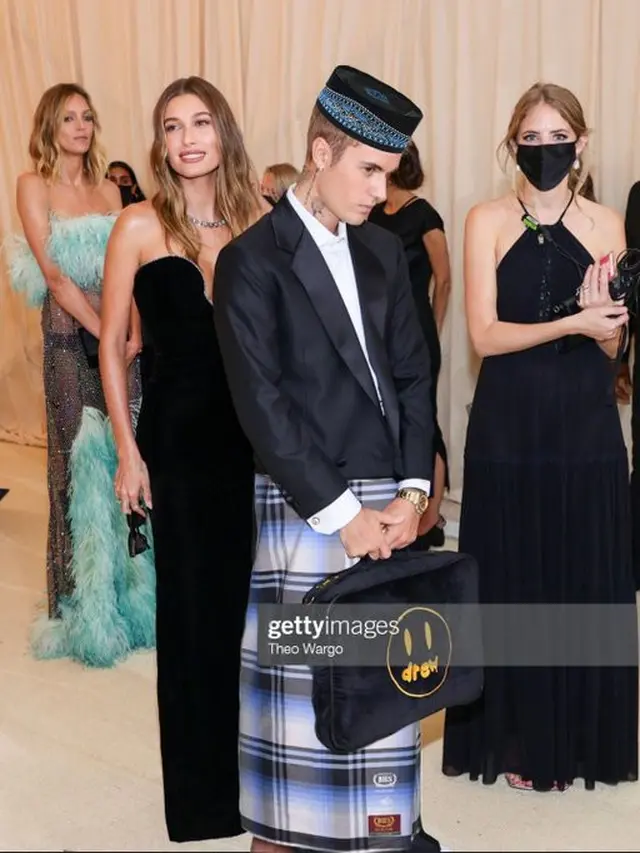 6 Editan Foto Artis Hollywood saat Pakai Peci dan Sarung Ini Jadi Sorotan