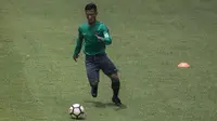 Bek Timnas Indonesia, Henhen Herdiana, mengontrol bola saat latihan di Lapangan ABC Senayan, Jakarta, Senin (15/8/2018). Pemusatan latihan ini dilakukan jelang Asian Games 2018. (Bola.com/Vitalis Yogi Trisna)