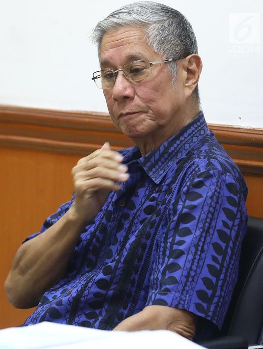 Terdakwa kasus tindak pidana pemalsuan surat tanah dan keterangan palsu pada akta autentik, Muljono Tedjokusuma saat mejalani sidang lanjutan di PN Jakarta Barat, Rabu (21/11). Sidang ini beragenda mendengarkan keterangan saksi. (Merdeka.com/Arie Basuki)