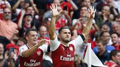 Bek Arsenal, Sead Kolasinac (kanan) mencetak satu gol saat timnya melawan Swansea City pada lanjutan Premier League di Emirates Stadium, (28/10/2017). Arsenal menang 2-1. (AFP/Ian Kington)