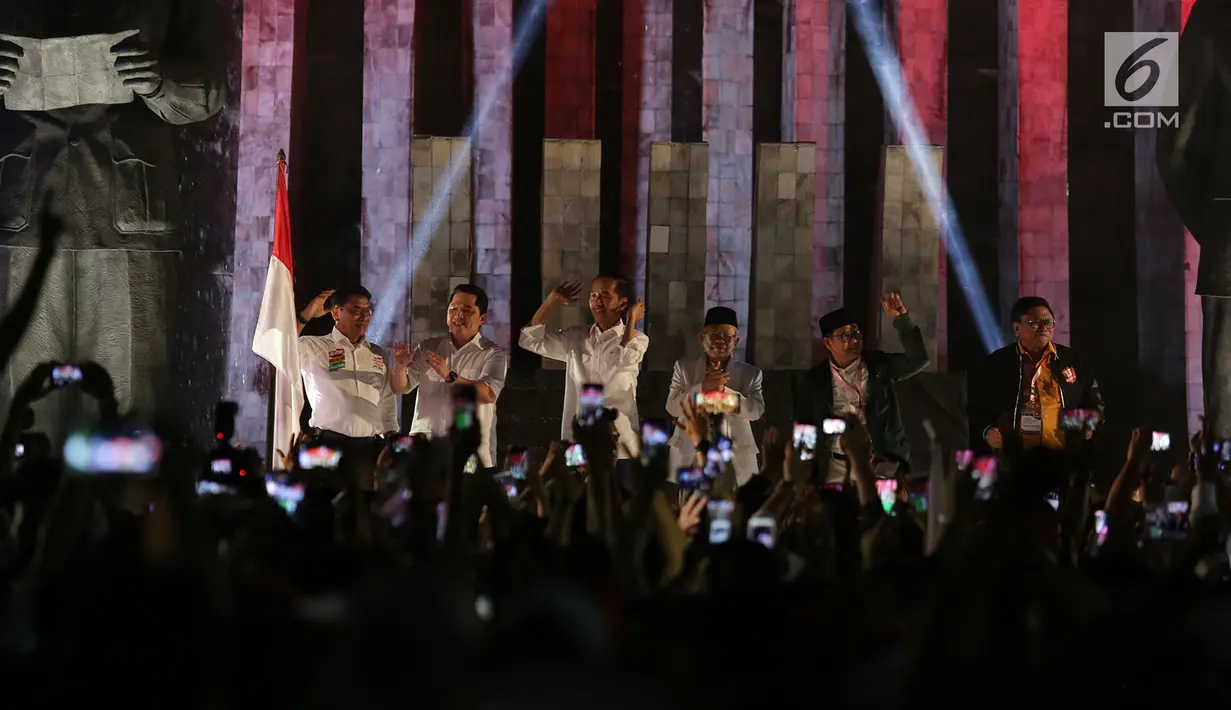 Capres Joko Widodo dan Cawapres Ma'ruf Amin bersama timses saat menemui relawan di Tugu Proklamasi, Jakarta, Jumat (21/9). dan Ma'aruf Amin Akan menuju ke KPU untuk mengambil nomor urut Pilpres periode 2019-2024. (Merdek.com/Imam Buhori)