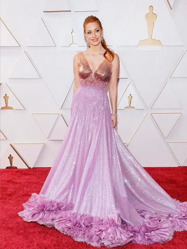 Raih Best Actress, Intip Tampilan Jessica Chastain Pakai Gaun Ombre Berkilauan di Karpet Merah Oscar 2022