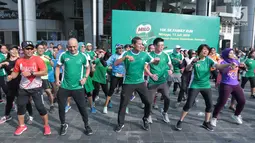 Wagub DKI Jakarta Sandiaga Uno bersama jajaran Business Executive MILO mengikuti kegiatan senam bersama pada acara kick-off MILO Jakarta International 10K 2018 di Jakarta, Minggu (13/5) (Liputan6.com/Pool/Rizky)