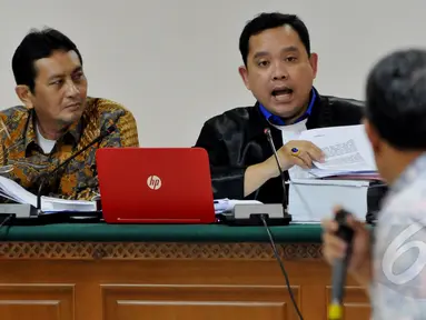 Udar Pristono (kiri) bersama kuasa hukumnya mengajukan pertanyaan kepada saksi dalam sidang kasus pengadaan Bus Tranjakarta di Pengadilan Tindak Pidana Korupsi (TIPIKOR), Jakarta, Rabu, (06/05/2015). (Liputan6.com/Andrian M Tunay)