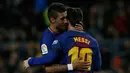 Pemain Barcelona, Lionel Messi merayakan gol rekannya, Paulinho ke gawang Deportivo La Coruna pada pertandingan pekan ke-16 La Liga di Stadion Camp Nou, Senin (18/12). Barcelona menekuk tamunya La Coruna 4-0 lewat dua gol Paulinho. (AP/Manu Fernandez)