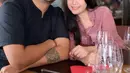 Perempuan yang dulu viral karena lipsync Keong Racun ini terlihat harmonis bersama suaminya. Momen makan bersama dengan suami ini kian membuat mereka tampak kompak. Potret terbaru Sinta ini berhasil bikin pangling warganet. (Liputan6.com/IG/sisisinta)