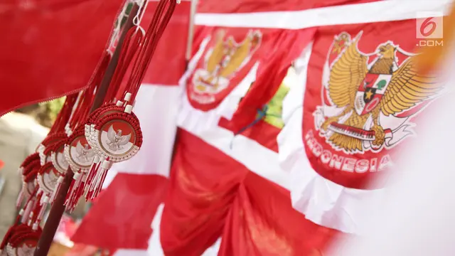 Aksesoris bernuansa HUT Kemerdekaan RI dijual di pinggir trotoar kawasan Pasar Minggu, Jakarta, Kamis (2/8). Menjelang perayaan HUT RI ke-73, sejumlah penjual bendera dan umbul-umbul mulai bermunculan di berbagai sudut Kota. (Liputan6.com/Herman Zakharia)