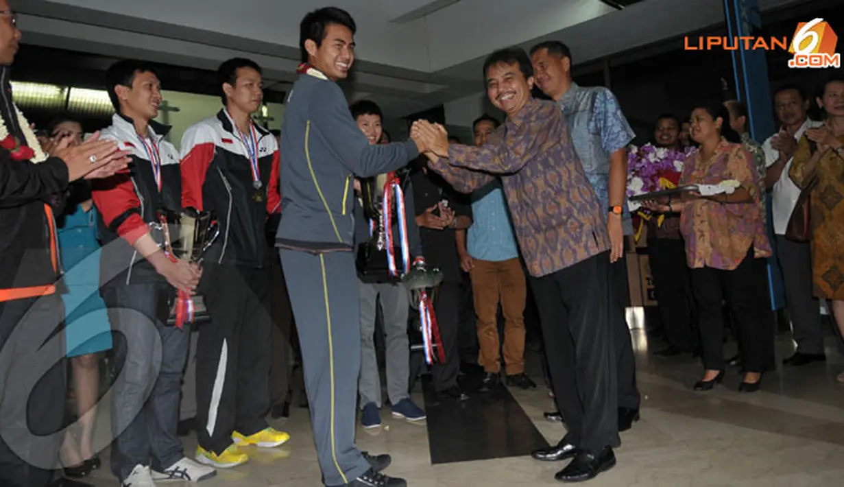 Roy Suryo (Menpora) memberikan selamat pada Tantowi Ahmad yang telah mengembalikan kehormatan Indonesia di dunia bulutangkis (Liputan6.com/ Helmi Fithriansyah).