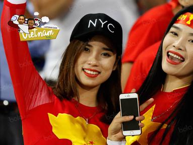 Dua suporter cantik mendukung Vietnam yang bertanding melawan Timnas Indonesia pada semifinal Piala AFF 2016 di Stadion My Dinh, Hanoi, Kamis (7/12/2016). (Bola.com/Peksi Cahyo)