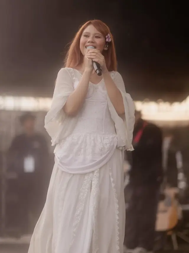 Pesona Nadin Amizah Dibalut Dress Vintage saat di Atas Panggung. [@cakecaine]