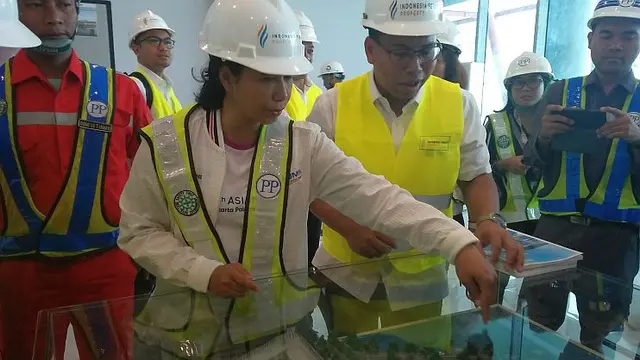 Menteri BUMN Rini Soemarno meninjau proyek pembangunan Dermaga Eksekutif di Pelabuhan Merak, Cilegon, Banten, Rabu (8/8/2018). (Dwi Aditya Putra/Merdeka.com)