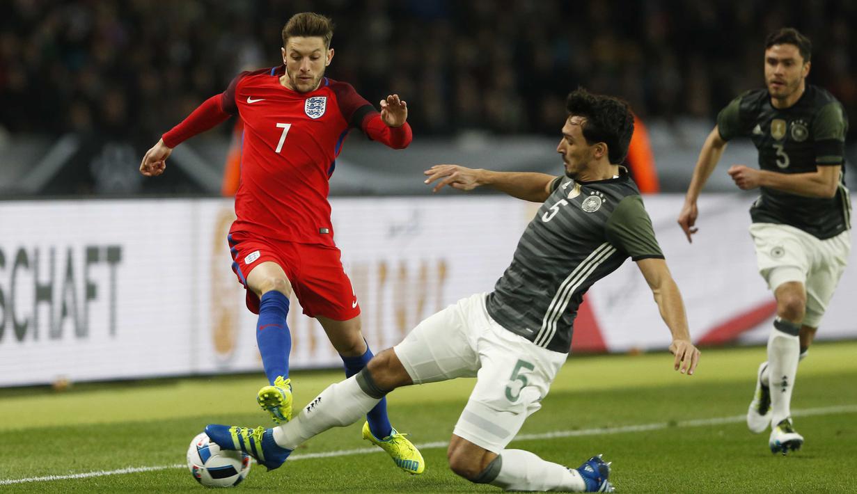 Gelandang lincah Liverpool, Adam Lallana, saat beraksi melewati hadangan pemain Jerman pada laga persahabatan di Olympiastadion, Berlin, Minggu (27/3/2016) dini hari WIB. (Action Images via Reuters/Carl Recine)
