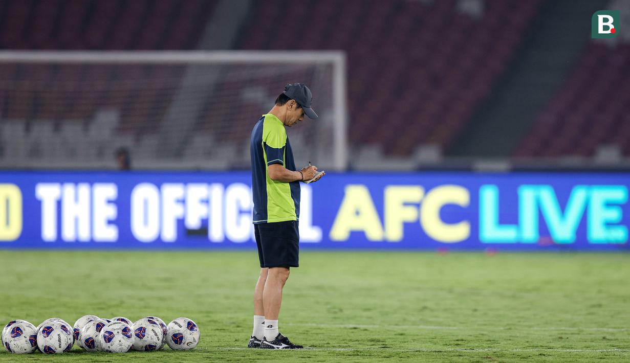 <p>Pelatih Timnas Indonesia, Shin Tae-yong sedang mencatat saat sesi latihan resmi menjelang laga lanjutan putaran Grup C Kualifikasi Piala Dunia 2026 melawan Jepang di Stadion Utama Gelora Bung Karno (SUGBK), Senayan, Jakarta, Kamis (14/11/2024). (Bola.com/Bagaskara Lazuardi)</p>