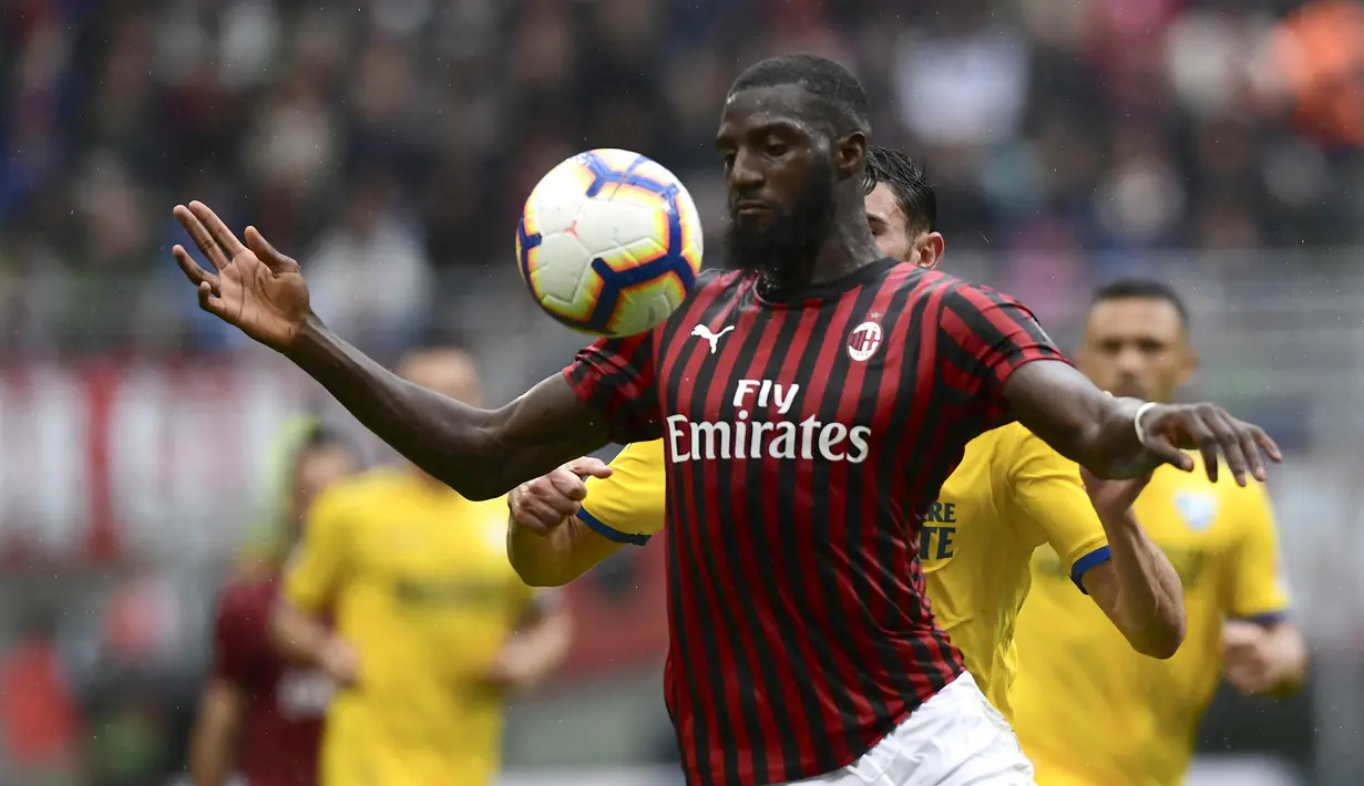 Tiemoue Bakayoko - Pemain yang berposisi sebagai gelandang ini menjadi pemain teranyar yang berhasil diboyong AC Milan dari Chelsea. Ini adalah kedua kalinya Bakayoko berseragam Milan. Pemain berusia 27 tahun tersebut sebelumnya pernah memperkuat Rossoneri pada musim 2018/2019. (Foto: AFP/Miguel Med