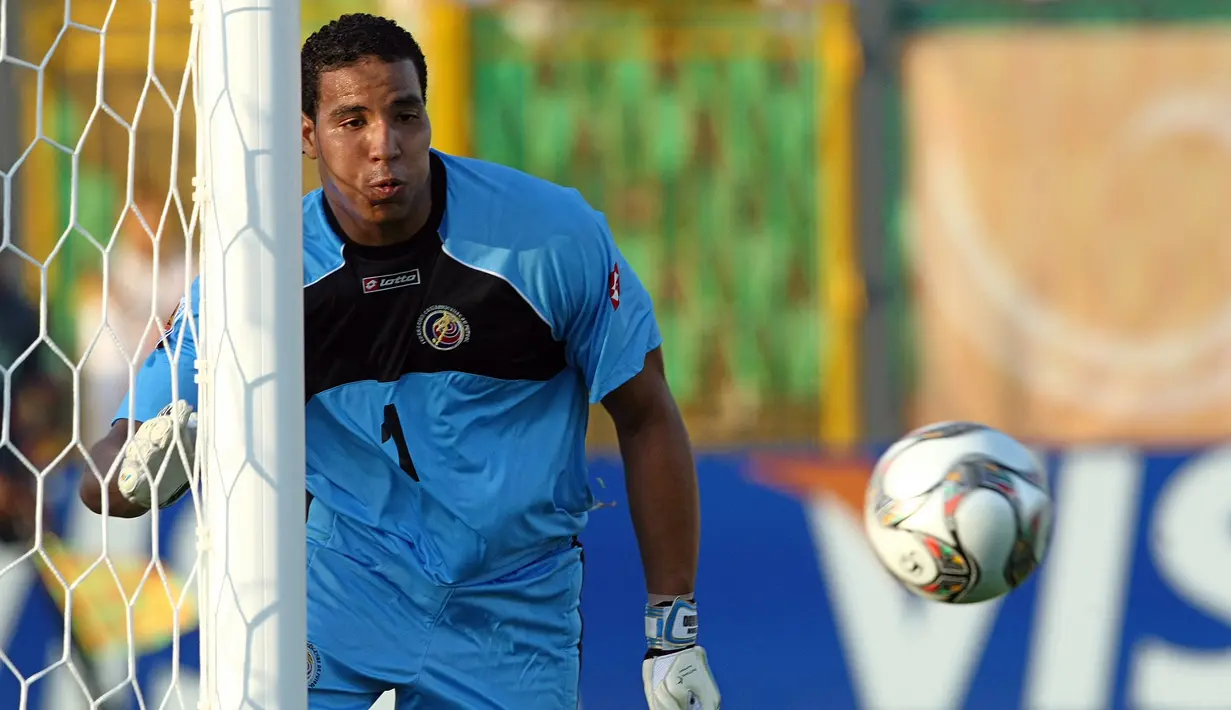 Aksi kiper Kosta Rika, Esteban Alvarado saat menghadapi Australia dalam laga fase Grup E Piala Dunia U-20 2009 di Kairo, Mesir (30/9/2009). Esteban Alvarado yang sejak Januari 2023 membela Deportivo Saprissa ini terpilih sebagai kiper terbaik pada Piala Dunia U-20 2009 Mesir. (AFP/Cris Bouroncle)
