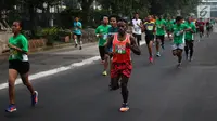 Peserta mengikuti Lomba lari MILO Jakarta International 10K 2017 di Jakarta, Minggu (23/7). MILO Jakarta International 10K 2017 melombakan tiga kategori yakni 10K, 5K dan Family Run 1,7K. (Liputan6.com/Faizal Fanani)