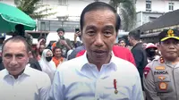 Jokowi saat blusukan ke pasar tradisional di Medan