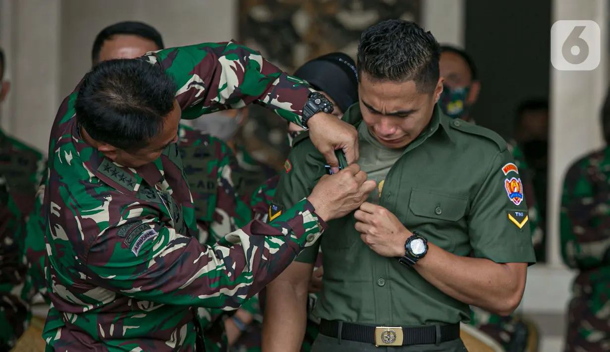 KSAD Jenderal TNI Andika Perkasa (kiri) memasangkan nama baru Aprilio Perkasa Manganang kepada Aprilia Manganang di Mabes AD, Jakarta, Jumat (19/3/2021). PN Tondano resmi mengabulkan permohonan pengubahan nama Aprilia Manganang menjadi Aprilio Perkasa Manganang. (Liputan6.com/Faizal Fanani)