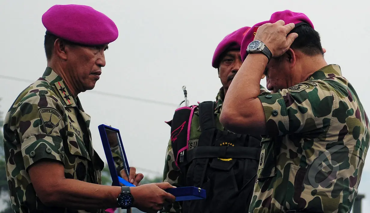 KSAL  Laksamana Ade Supandi (kanan) memakai baret warga kehormatan di Cilandak, Jakarta Selatan, Kamis (2/4/2015). Ade Supandi mendapat gelar Warga Kehormatan Korps Marinir. (Liputan6.com/Yoppy Renato)