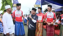 Peserta memakai sarung dan kopiah sebelum memulai etape empat International Tour de Banyuwangi Ijen (ITdBI) 2017, Sabtu (30/9/2017). (Liputan6.com/Dian Kurniawan)