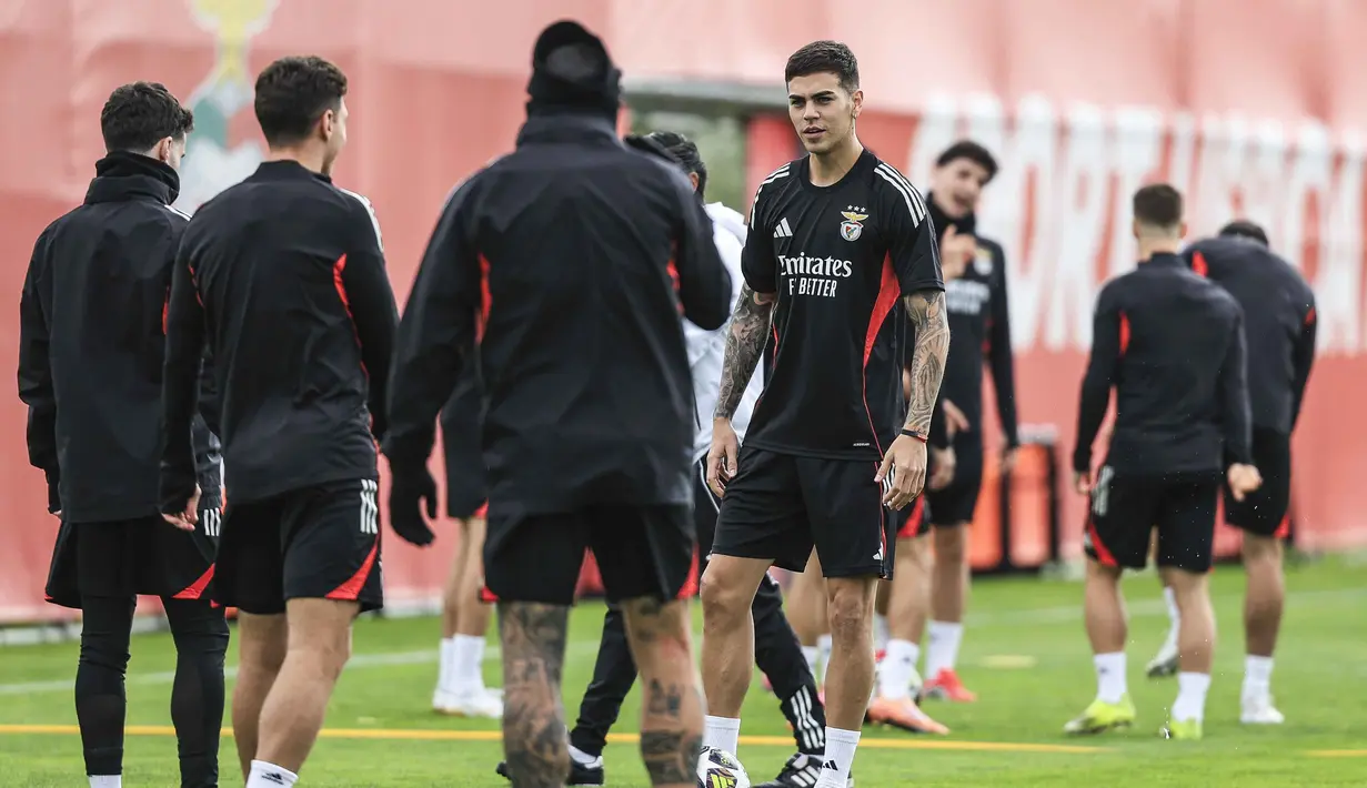 Demi memuluskan jalan menuju babak selanjutnya dan membuktikan kualitas mereka sebagai raksasa Eropa, Los Blancos bertekad meraih keuntungan di laga leg pertama ini. Tampak dalam foto, gelandang SL Benfica asal Argentina, Enzo Barrenechea (tengah) saat menghadiri sesi latihan menjelang leg pertama play-off Liga Champions 2025/2026 melawan Real Madrid di Kampus Benfica, Seixal, pinggiran Lisbon, Portugal, pada Senin 16 Februari 2026. (PATRICIA DE MELO MOREIRA/AFP)