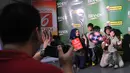 Peserta Cinemaholic bergaya di photo booth sebelum acara nonton bareng film The Avengers : Age Of Ultron di Blitz Central Park, Jakarta, Sabtu (25/4/2015). (Liputan6.com/Andrian M Tunay)