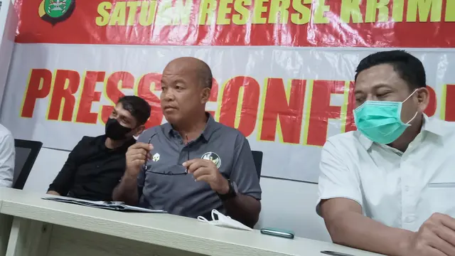 Polres Metro Bekasi Kota menggelar konferensi pers kasus dugaan keracunan yang menimpa satu keluarga di Ciketing Udik, Bantargebang, Kota Bekasi