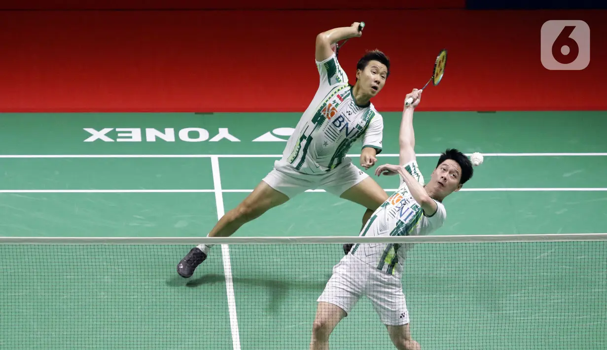 Pebulu tangkis ganda putra Indonesia, Marcus Fernaldi Gideon/Kevin Sanjaya Sukamulio saat bertanding melawan Liang Wei Keng/ Wang Chang (China) pada babak Semifinal Indonesia Masters 2022 di Istora Senayan, Jakarta, Sabtu (11/6/2022). Kevin/Marcus kalah 17-21, dan 10-21. (Liputan6.com/Helmi Fithriansyah)