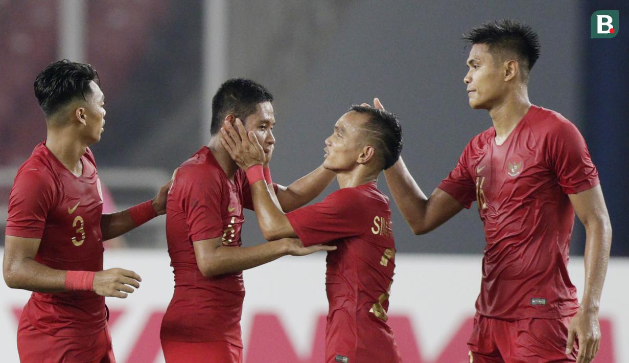 Pemain Timnas Indonesia, Evan Dimas dan Riko Simanjuntak, merayakan kemenangan atas Timor Leste pada laga Piala AFF 2018 di SUGBK, Jakarta, Selasa (13/11). Indonesia menang 3-1 atas Timor Leste. (Bola.com/M. Iqbal Ichsan)
