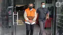 Wakil Ketua DPRD Jawa Timur, Sahat Tua Simanjuntak  berjalan keluar usai menjalani pemeriksaan di Gedung Merah Putih KPK, Jakarta, Rabu (11/1/2023). Sahat Tua Simanjuntak diperiksa sebagai tersangka terkait dugaan tindak pidana korupsi suap pengurusan alokasi dana hibah bersumber dari APBD Jawa Timur. (Liputan6.com/Faizal Fanani)