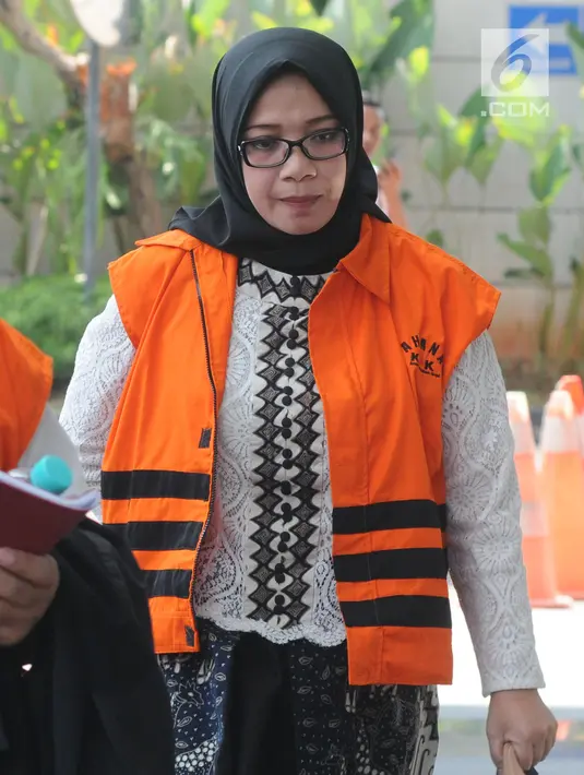 Ekspresi tersangka Wakil Ketua Komisi VII DPR Eni Maulani Saragih saat tiba di Gedung KPK, Jakarta, Jumat (27/7). KPK kembali memeriksa Eni terkait kasus dugaan menerima suap Rp 4,8 miliar proyek PLTU Riau-1. (Merdeka.com/Dwi Narwoko)