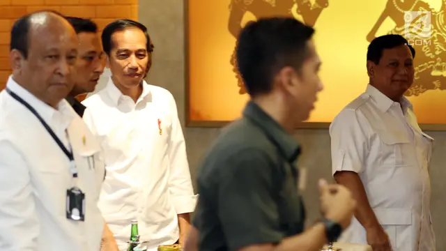 Penuh Tawa, Jokowi-Prabowo Makan Sate Bersama
