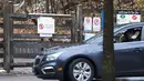 Seorang pria mengendarai mobil melewati tanda penutupan sementara di gerbang masuk Kebun Binatang High Park di Toronto, Kanada, 23 November 2020. Kanada melaporkan 5.119 kasus baru COVID-19 dan tambahan 49 kematian pada 23 November 2020 malam waktu setempat. (Xinhua/Zou Zheng)