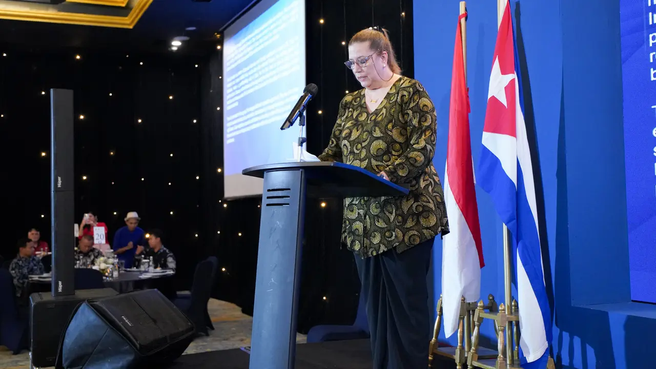 Duta Besar Kuba untuk Indonesia Dagmar Gonzalez Grau saat berpidato pada perayaan 65 tahun hubungan diplomatik Indonesia-Kuba, Rabu (22/1/2025).