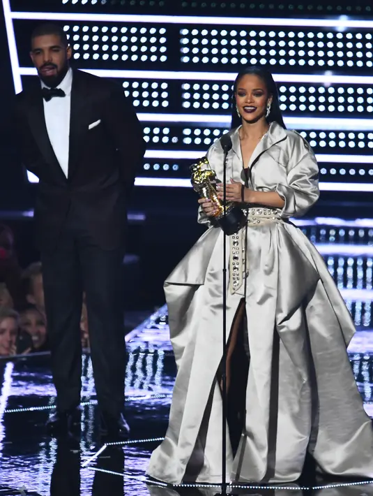 Di atas panggung yang megah itu, penyanyi rapper asal Kanada itu berbicara mengenai isi hatinya yang dipendam selama bertahun-tahun tersebut. Kedua pasangan kekasih yang tengah dimabuk cinta itu terlihat berbunga-bunga.(AFP/Bintang.com)