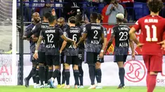 Para pemain Lyon merayakan gol yang dicetak Alexandre Lacazette (tengah) saat penyerang Liverpool Mesir Mohamed Salah (kanan) terlihat pada pertandingan Dubai Super Cup 2022 di Al Maktoum Stadium, Uni Emirat Arab, Minggu (11/12/2022). Lacazette mencetak dua gol dan mengantar Lyon menang atas Liverpool 3-1. (AFP/Karim Sahib)