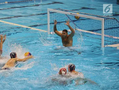 Tim polo air putra Indonesia saat uji coba melawan tim Serbia di kolam Stadion Akuatik GBK, Jakarta, Rabu (11/7). Pertandingan tersebut untuk melihat kesiapan tim polo air Indonesia dalam pertandingan Asian Games 2018. (Liputan6.com/Faizal Fanani)